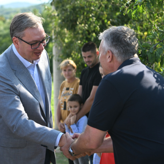 Vučić u poseti porodici Todorović u Loznici: "Naša sela liče na švajcarska, sve više ljudi se vraća u Srbiju"