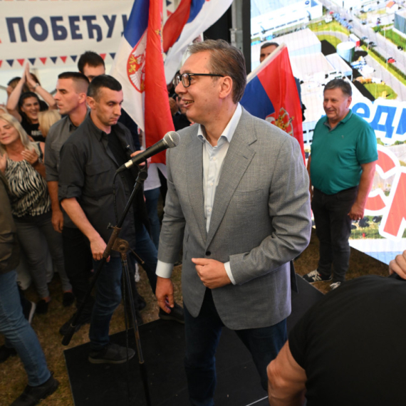 Vučića u Jadranskoj Lešnici dočekao veliki broj građana; Orilo se "Aco, Srbine"; Vijorile se srpske zastave
