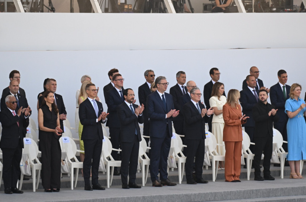 Novi blam blokadera: Tvrde da je Vučić u Pariz otišao nepozvan, a čekalo ga mesto u prvom redu
