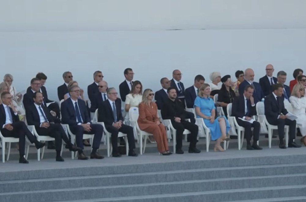 Podsmevaju se Plenkoviću: Sedeo u drugom redu na vojnoj paradi u Parizu – a Vučić u počasnom, prvom VIDEO