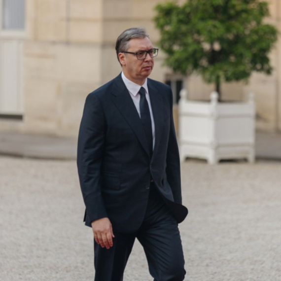 Vučić iz Pariza: "Predložiću dodatno smanjenje akciza na gorivo"