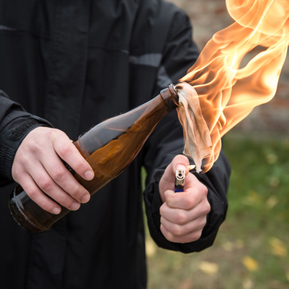 Bačen Molotovljev koktel na lokal na Novom Beogradu