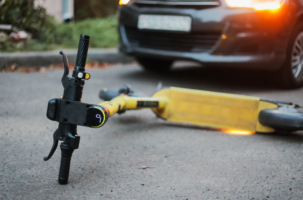 Petogodišnje dete teško povređeno pri padu sa električnog trotineta