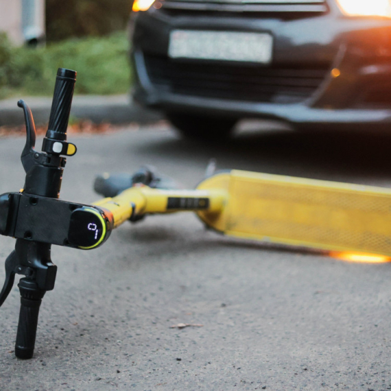 Petogodišnje dete teško povređeno pri padu sa električnog trotineta