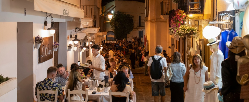 Turisti odustaju od Ibice zbog paprenih cena: "Flašica vode je 16 evra!"