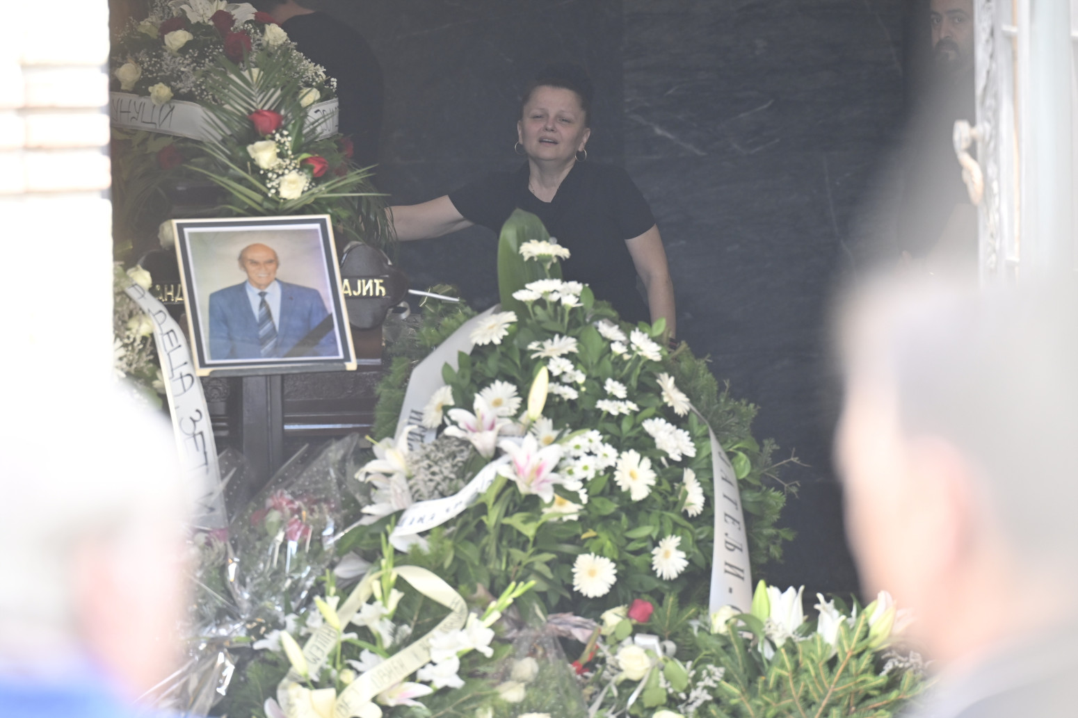 Sahranjen Andrija Bajić: Kolege ispratile pevača, supruga u suzama FOTO