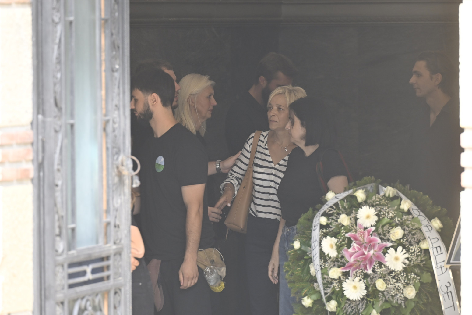 Sahranjen Andrija Bajić: Kolege ispratile pevača, supruga u suzama FOTO