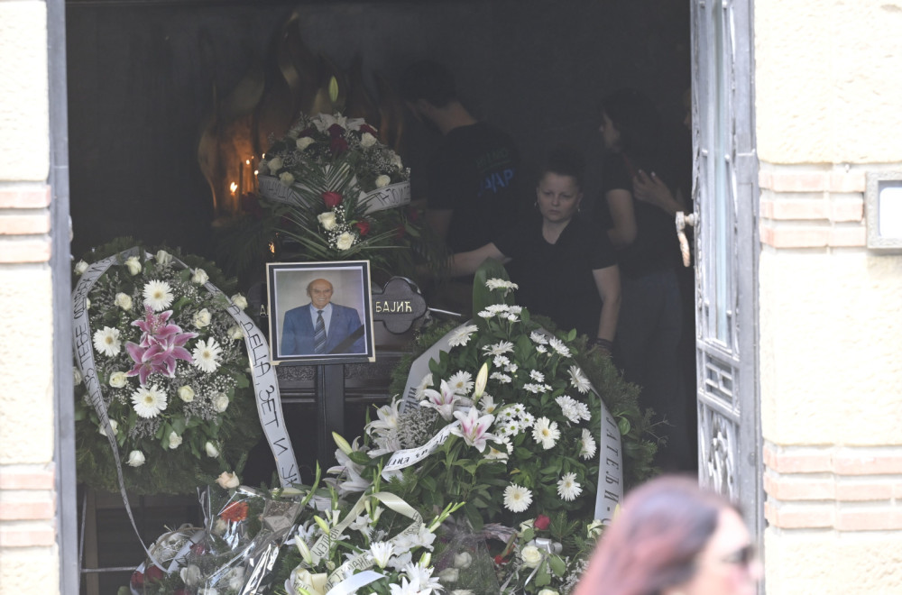 Sahranjen Andrija Bajić: Kolege ispratile pevača, supruga u suzama FOTO