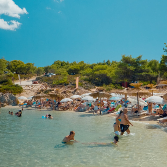 Grčka više ne prašta: Dronovi nadleću plaže, a kazne za turiste su paprene