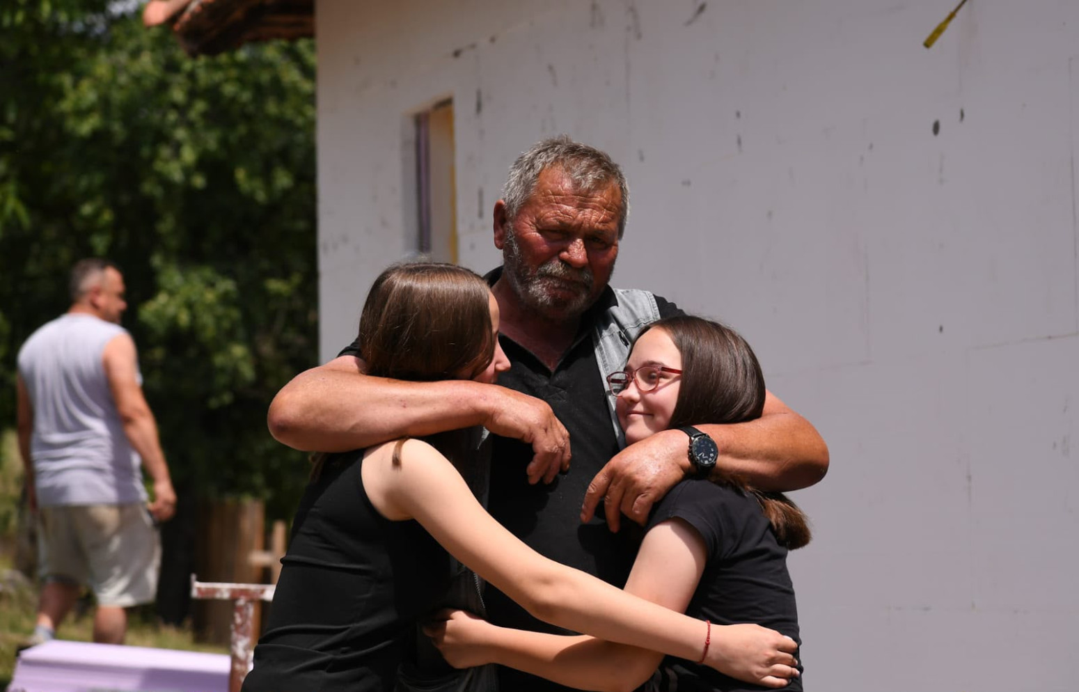 Tini i Nini Jovanović iz sela Kijevčiće kod Leposavića se obnavlja dom zahvaljujući Kancelariji za KiM FOTO