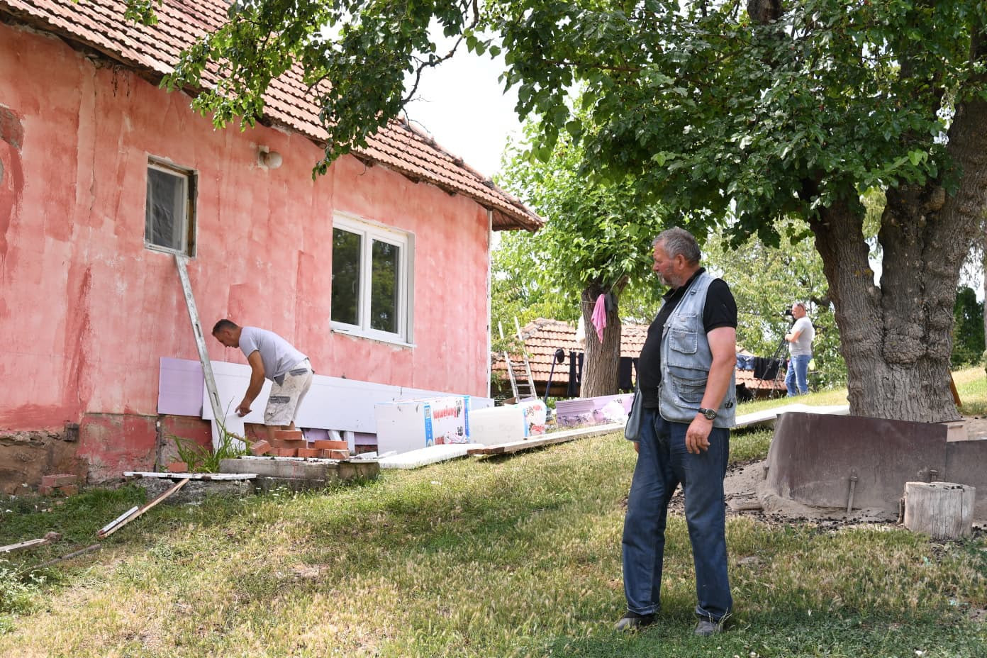 Tini i Nini Jovanović iz sela Kijevčiće kod Leposavića se obnavlja dom zahvaljujući Kancelariji za KiM FOTO