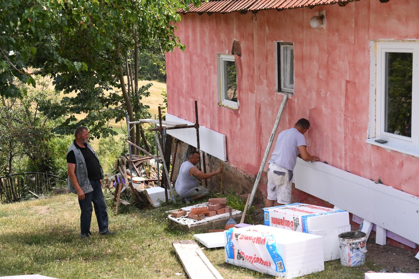 Tini i Nini Jovanović iz sela Kijevčiće kod Leposavića se obnavlja dom zahvaljujući Kancelariji za KiM FOTO