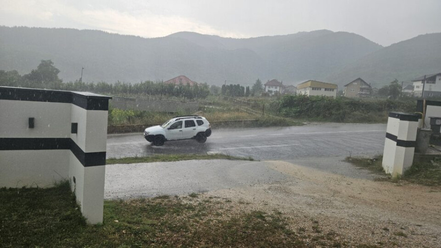 Snažno nevreme pogodilo Srbiju: Sručili se kiša i grad, ne vidi se prst pred okom FOTO/VIDEO