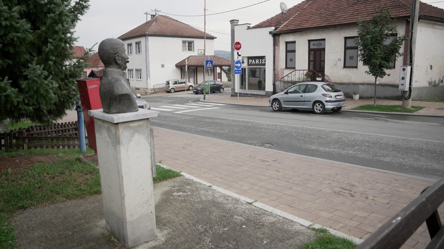 Knez Aleksa gleda ponosno i pravo: Ovo je prava istina o spomeniku iz Kosjerića koji se okreće FOTO