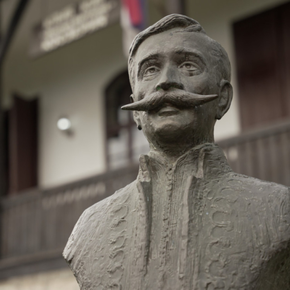 Knez Aleksa gleda ponosno i pravo: Ovo je prava istina o spomeniku iz Kosjerića koji se okreće FOTO