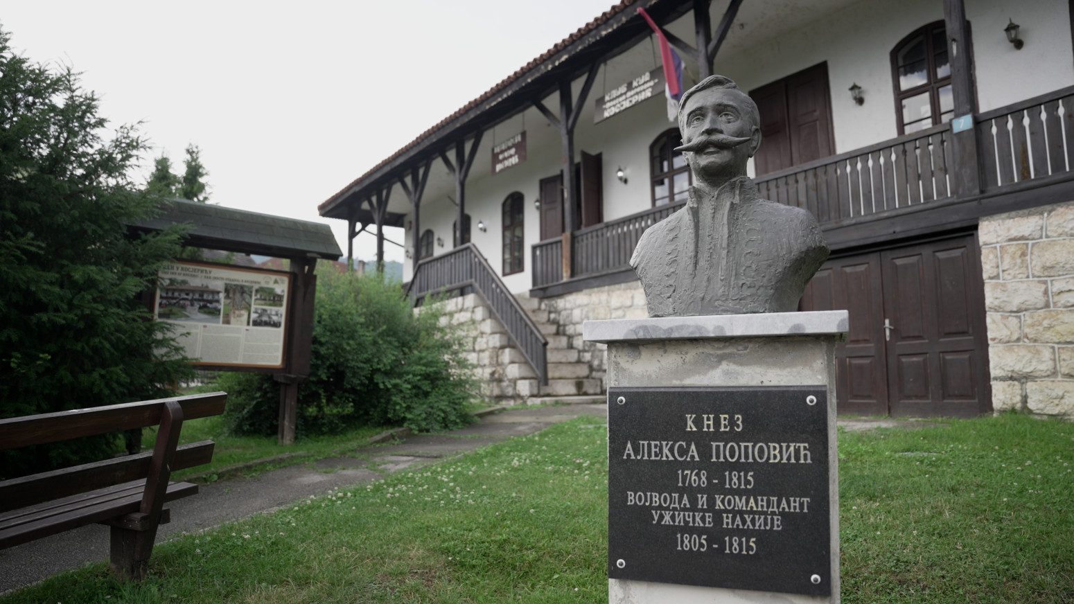 Knez Aleksa gleda ponosno i pravo: Ovo je prava istina o spomeniku iz Kosjerića koji se okreće FOTO