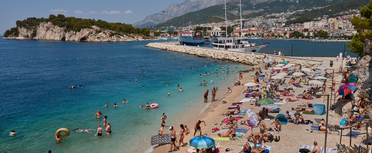 Haos na hrvatskoj plaži: Porodica sa bebom došla na kupanje, pa završila u fizičkom obračunu zbog ležaljki
