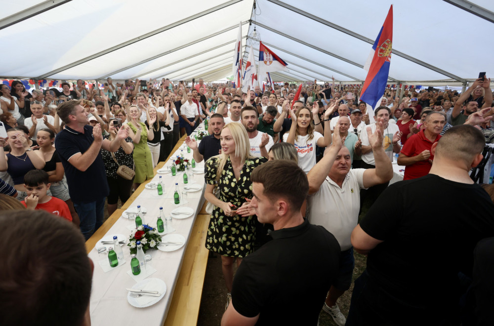 Hiljade građana Vladimirovca dočekalo Vučića – nema gde igla da padne VIDEO