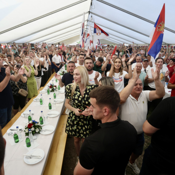 Hiljade građana Vladimirovca dočekalo Vučića – nema gde igla da padne VIDEO