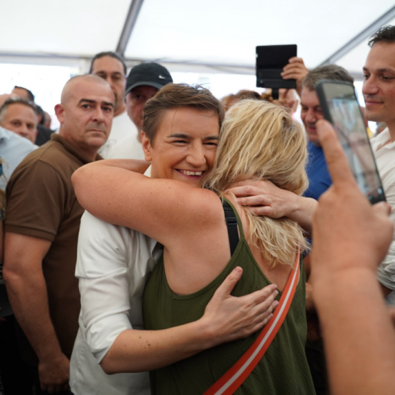 Brnabić u Beški: "Zahvalna našem narodu na ljubavi i podršci"; "Vučić pozvao na dijalog, neki ćute" FOTO/VIDEO