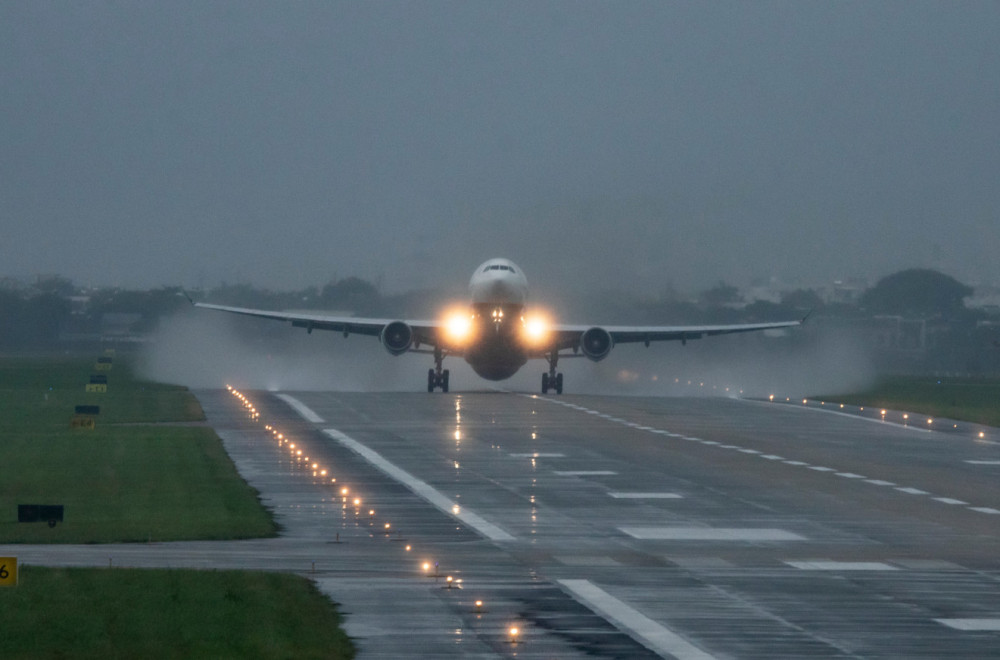 Drama na nebu iznad Šumadije; Avion nije mogao da sleti zbog jakog nevremena