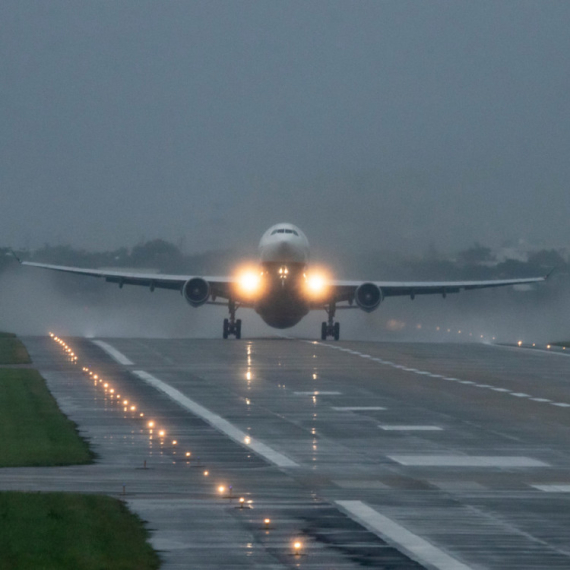 Drama na nebu iznad Šumadije; Avion nije mogao da sleti zbog jakog nevremena