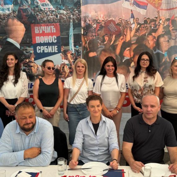 Brnabić u Božetićima: "Treba nam Ujedinjena Srbija, a ne blokaderska mržnja i teror" FOTO