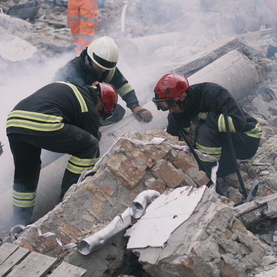 Prvi snimci iz Italije, i stravični su; Gromade kamenja spljeskala vozila; Obrušilo se brdo FOTO/VIDEO