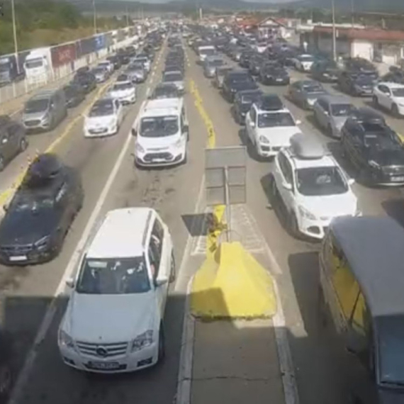 Obustavljen saobraćaj ka ovom graničnom prelazu: Kilometarske kolone vozila