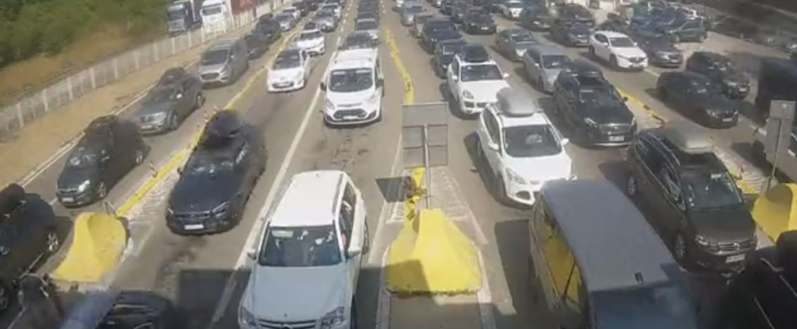 Obustavljen saobraćaj ka ovom graničnom prelazu: Kilometarske kolone vozila