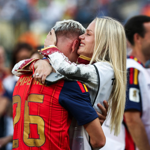 Zagrljaji i suze žene koju voli najviše: Ko je lepotica kod koje je otrčao španski fudbaler? FOTO
