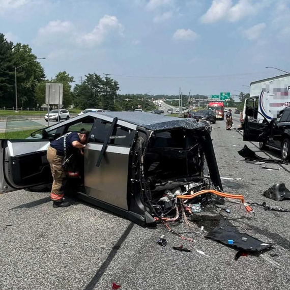 Cybertruck prepolovljen u jezivom sudaru: Prizor šokirao i spasioce FOTO/VIDEO