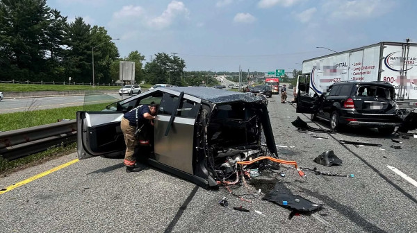 Cybertruck prepolovljen u jezivom sudaru: Prizor šokirao i spasioce FOTO/VIDEO