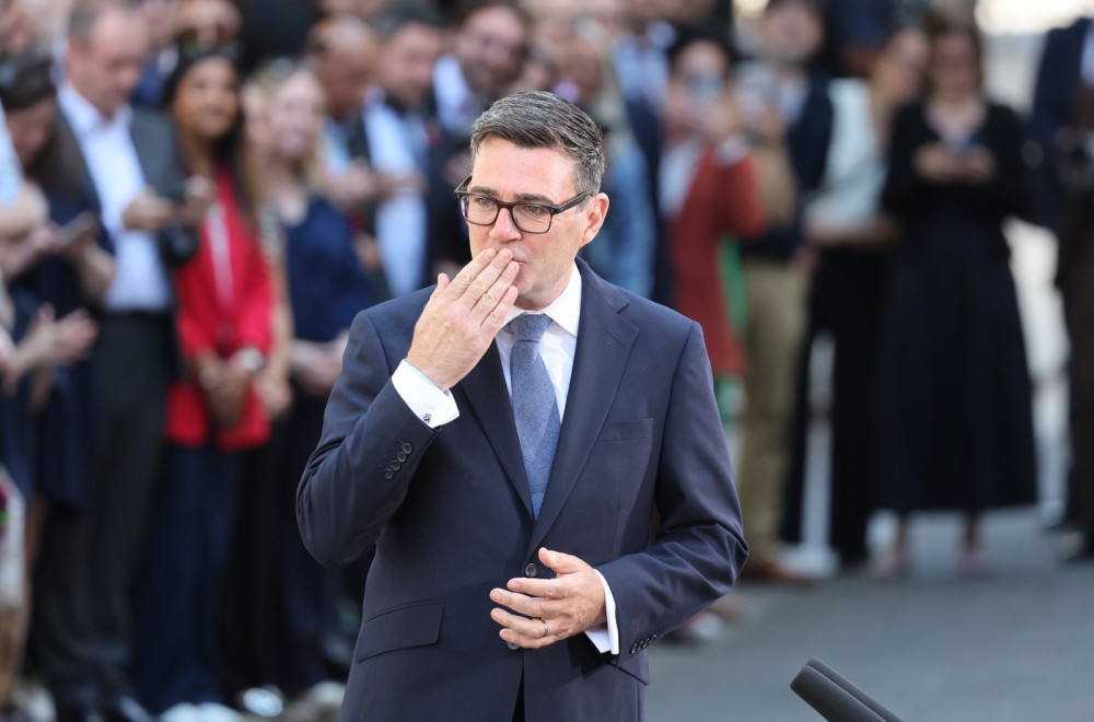 Zvanično – Britanija ima novog premijera VIDEO