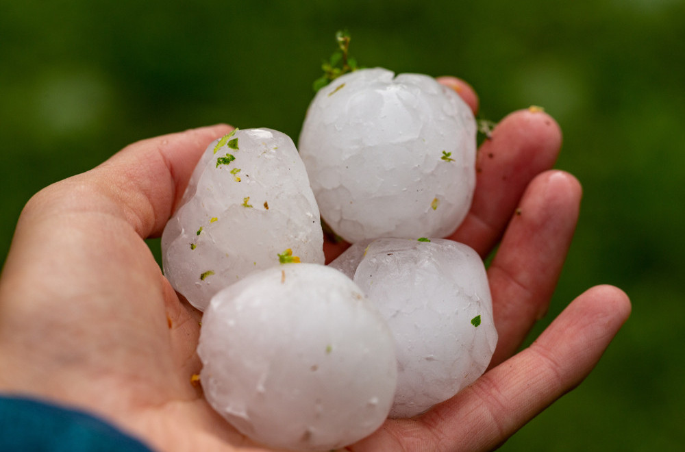 "Chunks of ice" fell from the sky; Chaos in the neighborhood PHOTO/VIDEO