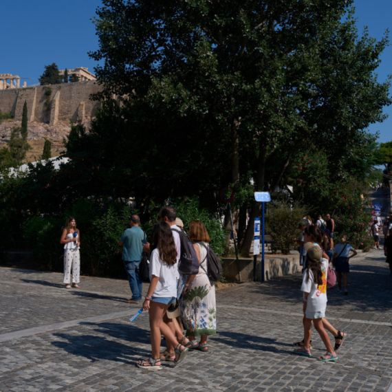 Drama u Grčkoj: Muškarac nožem napao turiste na poznatoj turističkoj destinaciji FOTO/VIDEO