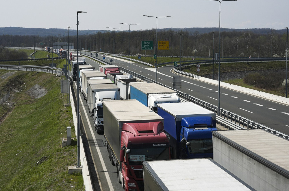 Bez zadržavanja za putnička vozila na granicama, teretnjaci čekaju najduže pet sati