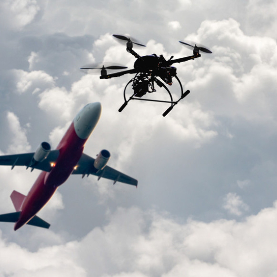 Sudar izbegnut za dlaku; Dron leteo tik uz putnički avion, nastala drama
