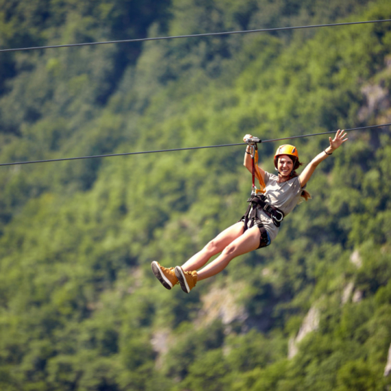 Ovo je najduži zip lajn u Srbiji: Sada na njemu postavljena i povratna sajla FOTO