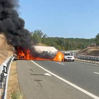 Zapalio se automobil na auto-putu Miloš Veliki: Ekipe odmah izašle na teren