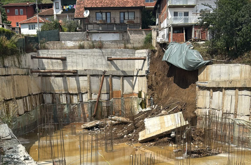 Drama na gradilištu u Novom Pazaru: Srušio se potporni zid u centru grada