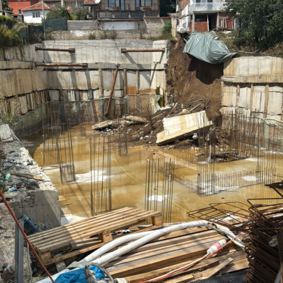 Drama na gradilištu u Novom Pazaru: Srušio se potporni zid u centru grada