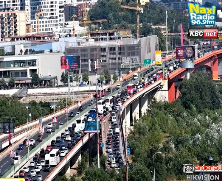 Prevrnulo se vozilo na Brankovom mostu; Na Gazeli kolaps, nema gde igla da padne FOTO