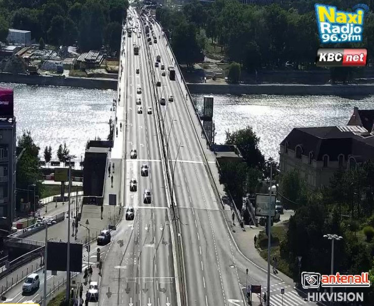 Prevrnulo se vozilo na Brankovom mostu; Na Gazeli kolaps, nema gde igla da padne FOTO