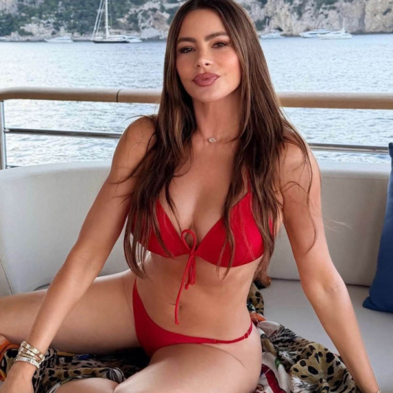 Bujnim atributima "ruši" sve pred sobom: Najseksi izdanja Sofije Vergare FOTO