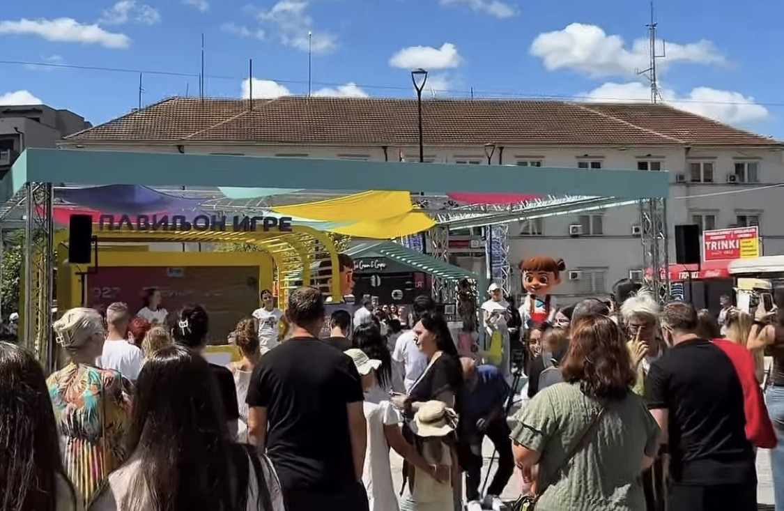 U Bujanovcu veselo: Tu je EXPO karavan; Mladi zaigrali, Rastko i Milica dočekuju posetioce FOTO