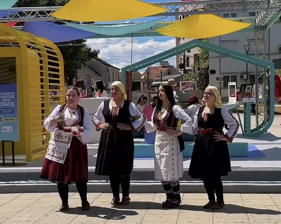 U Bujanovcu veselo: Tu je EXPO karavan; Mladi zaigrali, Rastko i Milica dočekuju posetioce FOTO
