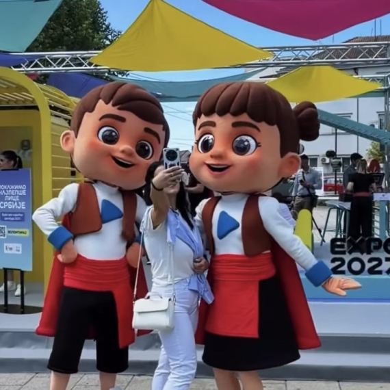 U Bujanovcu veselo: Tu je EXPO karavan; Mladi zaigrali, Rastko i Milica dočekuju posetioce FOTO