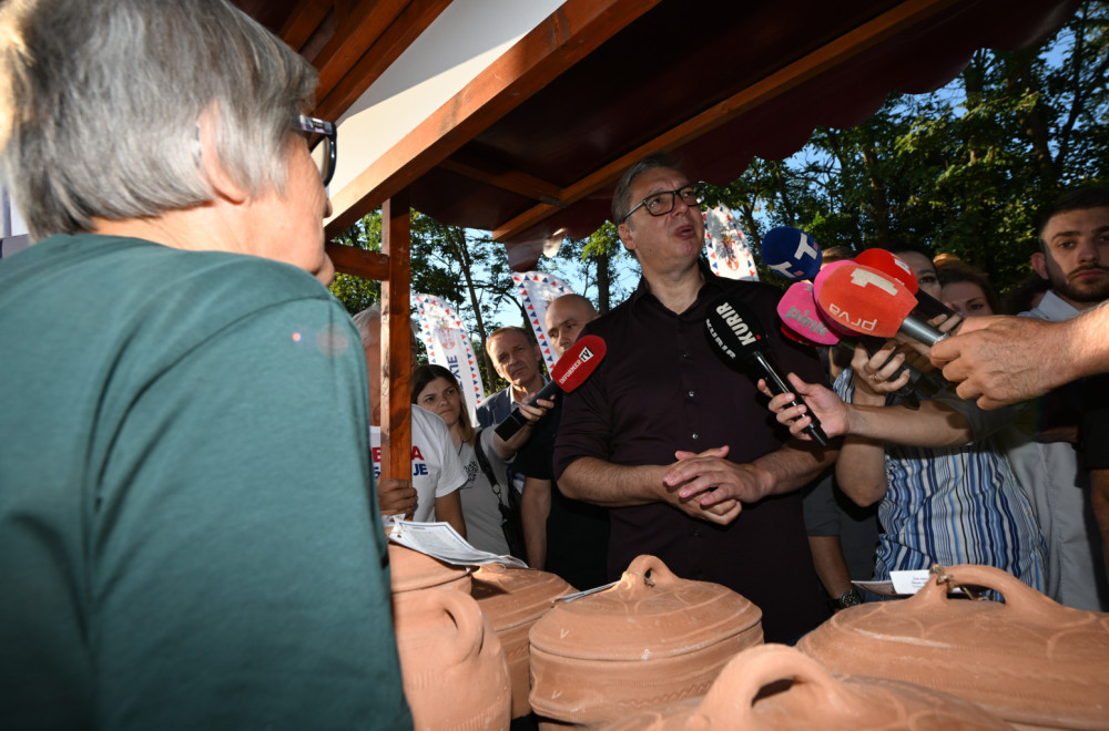 Vučić razgovarao sa gospođom koja mu je poklonila svoje proizvode i poručio: "Žene su stub svake države"
