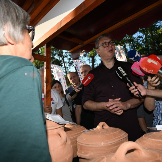 Vučić razgovarao sa gospođom koja mu je poklonila svoje proizvode i poručio: "Žene su stub svake države"